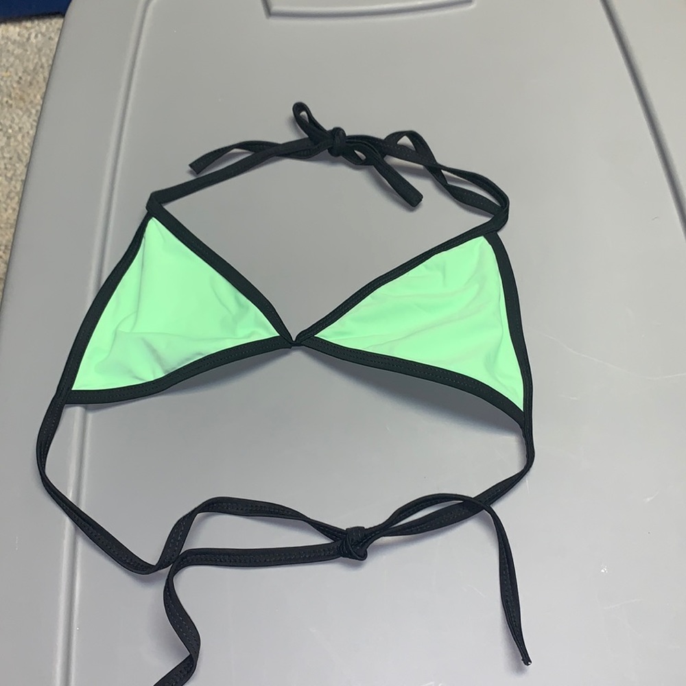 🚨🔜🚨Green and black bikini top
